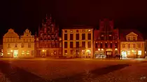 Die Ostseite des Greifswalder Marktplatzes mit backsteingotischen Giebelh�usern zum Jahresende 2014.