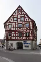 STOCKACH (Landkreis Konstanz), 23.10.2018, historisches Fachwerkhaus in der Hauptstra�e am Marktplatz, das heute die Volksbank beherbergt