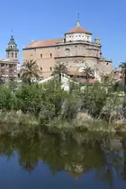TALAVERA DE LA REINA (Provincia de Toledo), 13.04.2019, Blick von der Puente de Santa Catalina �ber den Rio Tajo auf Iglesia de San Prudencio und Colegiata de Santa Mar�a la Mayor