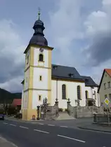 Zeyern, Pfarrkirche St. Leonhard, erbaut bis 1721 durch Johann Andreas Tribl, dreigeschossiger Turm erbaut von 1747 bis 1748 von Johann Jakob Michael K�chel (16.04.2017)