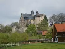 Wernstein, Oberes Schloss, dreigeschossiger Fl�gelbau um einen Binnenhof, erbaut im 14. Jahrhundert (16.04.2017)