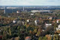 Blick vom Funkturm �ber Berlin Richtung NW. Links das Hochhaus, erbaut von Le Corbusier, Glockenturm mit dem Maifeld, das Olympiastadion. In der Bildmitte, links, der S-Bahnhof Heerstra�e. Foto: 28.10.2012
