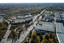 Die ehemalige AVUS Nordkurve. Der Innenraum ist jetzt ein Rastplatz. Von links unten nach rechts oben verluft die AVUS, heute A115 durch den Berliner Grunewald.  Foto: 28.10.2012