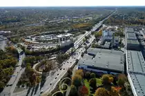 Die ehemalige AVUS Nordkurve. Der Innenraum ist jetzt ein Rastplatz. Von links unten nach rechts oben verl�uft die AVUS, heute A115 durch den Berliner Grunewald.  Foto: 28.10.2012