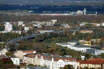 Das Sorgenkind des Berliner Verkehrs. Die 930m lange Rudolf-Wissell-Brcke in Berlin Charlottenburg. Der tgliche Verkehr auf der Brcke: 180 000/24h. Die Brcke wird abgerissen. Baubeginn frhestens 2023. Die Schwierigkeit: Bauen unter Verkehr. Die Brcke kann nicht lngs geteilt werden. Somit entfllt die Verlagerung des Verkehrs von von zwei Spuren auf eine Brckenhlfte. Angedacht ist nun der parallele Bau einer neuen Brcke. Diese wird dann provisorisch beide Fahrspuren aufnehmen. Dann wird die alte Brcke abgerissen. Dann entsteht die zweite Brcke parallel zur neuen Brcke. Nach Fertigstellung wird der Verkehr wieder auf beide Fahrrichtungen aufgeteilt.  Foto: 28.10.2012