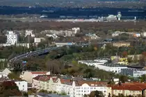 Das Sorgenkind des Berliner Verkehrs. Die 930m lange Rudolf-Wissell-Br�cke in Berlin Charlottenburg. Der t�gliche Verkehr auf der Br�cke: 180 000/24h. Die Br�cke wird abgerissen. Baubeginn fr�hestens 2023. Die Schwierigkeit: Bauen unter Verkehr. Die Br�cke kann nicht l�ngs geteilt werden. Somit entf�llt die Verlagerung des Verkehrs von von zwei Spuren auf eine Br�ckenh�lfte. Angedacht ist nun der parallele Bau einer neuen Br�cke. Diese wird dann provisorisch beide Fahrspuren aufnehmen. Dann wird die alte Br�cke abgerissen. Dann entsteht die zweite Br�cke parallel zur neuen Br�cke. Nach Fertigstellung wird der Verkehr wieder auf beide Fahrrichtungen aufgeteilt.  Foto: 28.10.2012