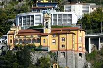Das Sanktuarium Madonna del Sasso steht in Orselina oberhalb der Stadt Locarno und ist die bekannteste Wallfahrtkirche der italienischsprachigen Schweiz. Das Sanktuarium ist berhmt wegen seiner bedeutenden Ausstattung und seiner exponierten Lage hoch ber Locarno und dem Lago Maggiore.
Die Grndung von Madonna del Sasso geht auf eine Muttergotteserscheinung zurck, die der Franziskanerbruder Bartolomeo d'Ivrea vom Franziskanerkloster in Locarno in der Nacht vom 14. auf den 15. August 1480 (Mari Himmelfahrt) hatte.
Teleaufnahme vom 07.04.2008