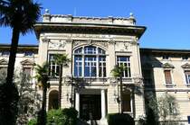 Eingang zum Geb�ude in Locarno, in dem die Vertr�ge von Locarno abgeschlossen wurden. Am 5. Oktober 1925 begann in der kleinen Stadt Locarno in der Schweiz eine internationale Konferenz �ber europ�ische Sicherheitsfragen, an der neben Reichskanzler Hans Luther und Au�enminister Gustav Stresemann die f�hrenden Staatsm�nner Italiens, Frankreichs, Gro�britanniens, Belgiens, Polens und der Tschechoslowakei teilnahmen. Bereits am 16. Oktober wurden Vertr�ge abgeschlossen, welche ein europ�isches Sicherheits- und Friedenssystem begr�nden sollten. Deutschland, Frankreich und Belgien verzichteten auf eine gewaltsame Ver�nderung ihrer Grenzen. Die im Versailler Vertrag festgelegte deutsche Westgrenze wurde vom Deutschen Reich ebenso best�tigt wie die Entmilitarisierung des Rheinlands. Gro�britannien und Italien �bernahmen die Garantie, bei einer Vertragsverletzung der jeweils gesch�digten Seite zu Hilfe zu kommen.
Der Garantievertrag wurde erg�nzt durch zwei Schiedsvertr�ge Deutschlands mit Frankreich und Belgien sowie mit Polen und der Tschechoslowakei. Foto vom 07.04.2008