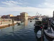Chioggia, H�user und Fischerboote am Canale San Domenico (19.09.2019)