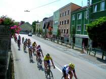 Ein Teil von Radrennfahrern anl�sslich des  Rieder Rundstreckenrennen   in der Dr.Franz Berger Stra�e; 070819