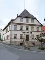 Marktrodach, Rathaus am Kirchplatz, ehemaliges Schulhaus, zweigeschossiger Halbwalmdachbau, erbaut im 19. Jahrhundert (16.04.2017)