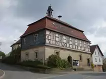 Mainroth, Rathaus am Kirchplatz, ehemaliges Br�u- und Schulhaus, zweigeschossiges Mansarddachgeb�ude mit Dachreiter, erbaut 1730 (16.04.2017)