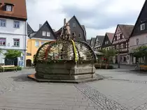 Kulmbach, �sterlich geschm�ckter Brunnen am Holzmarkt (16.04.2017)