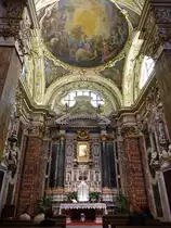 Cesena, Capella della Madonna del Popolo in der Kathedrale San Giovanni Battista, erbaut im 17. Jahrhundert, Deckenbild von Giaquinto und Altar von Vespignani (21.09.2019)