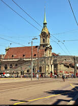 An einem heien Sommernachmittag wurde die Heiliggeistkirche Bern (CH) vom Bubenbergplatz aus verewigt.
Das moderne Glasdach der Tram- und Bushaltestelle Bahnhof weist - neben ein paar anderen Details - auf die Gegenwart hin.
(verbesserte Version mit erneutem Weiabgleich)
[24.7.2019 | 13:54 Uhr]