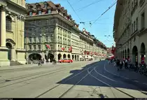 Blick in die Spitalgasse von Bern (CH). Die meisten Passanten laufen bei etwa 35 �C dann doch lieber im Schatten.
[24.7.2019 | 13:58 Uhr]