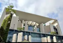 Moderne Architektur und gr�ne Pflanzen:
Der etwas andere Blick auf das Bundeskanzleramt Berlin (anl�sslich des Tags der offenen T�r der Bundesregierung 2019).
[18.8.2019 | 12:23 Uhr]

� Theodor Wolf
Der Fotograf ist mit der Ver�ffentlichung auf meinem Account ausdr�cklich einverstanden und beh�lt alle Rechte am Bild.