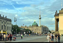 Blick vom Bebelplatz auf das in einem Baugerst eingehllte Deutsche Historische Museum mit dem Berliner Dom und Fernsehturm im Hintergrund.
(Smartphone-Aufnahme)
[17.8.2019]

 Theodor Wolf
Der Fotograf ist mit der Verffentlichung auf meinem Account ausdrcklich einverstanden und behlt alle Rechte am Bild.