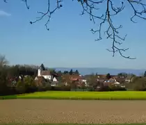 Buggingen im Markgr�flerland, Blick auf den Ort mit der evangelischen Kirche, am Horizont die Vogesen, Okt.2011