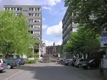 Abriss vom Asbest verseuchten B�roturm II in Gladbeck; dahinter der Turm der Sparkasse (Kreis Recklinghausen, NRW - Mai 2005)