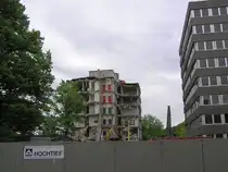Abriss vom Asbest verseuchten B�roturm I in Gladbeck; dahinter der Turm der Sparkasse (Kreis Recklinghausen, NRW - Mai 2005)