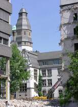 Blick zwischen den beiden Brotrmen I und II, deren Abriss (da Asbest verseucht) im Gange war, auf das Alte Rathaus von 1910 (Gladbeck, Kreis Recklinghausen, NRW - Mai 2005)