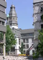 Blick zwischen den beiden B�rot�rmen I und II, deren Abriss (da Asbest verseucht) im Gange war, auf das Alte Rathaus von 1910 (Gladbeck, Kreis Recklinghausen, NRW - Mai 2005)