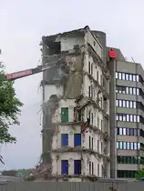 Abriss vom Asbest verseuchten B�roturm I in Gladbeck (Kreis Recklinghausen, NRW - Mai 2005)