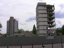 Die beiden Brotrme I & II in Gladbeck, die lange zeit als Rathaus genutzt wurden, waren entkernt (da Asbest verseucht) und fr den Abriss vorbereitet - Blick vom Parkplatz auf der Rckseite (Kreis Recklinghausen, NRW - Juni 2005)