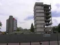 Die beiden B�rot�rme I & II in Gladbeck, die lange zeit als Rathaus genutzt wurden, waren entkernt (da Asbest verseucht) und f�r den Abriss vorbereitet - Blick vom Parkplatz auf der R�ckseite (Kreis Recklinghausen, NRW - Juni 2005)