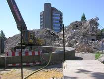 Die beiden Brotrme I & II in Gladbeck, die lange zeit als Rathaus genutzt wurden, waren entkernt (da Asbest verseucht) und fr den Abriss vorbereitet - Blick vom Willy-Brandt-Platz (Kreis Recklinghausen, NRW - Juni 2005)