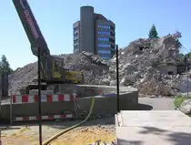 Die beiden B�rot�rme I & II in Gladbeck, die lange zeit als Rathaus genutzt wurden, waren entkernt (da Asbest verseucht) und f�r den Abriss vorbereitet - Blick vom Willy-Brandt-Platz (Kreis Recklinghausen, NRW - Juni 2005)