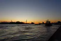 Hamburg am 30.10.2019: Sonnenuntergang auf der Elbe, Foto von den Landungsbr�cken /