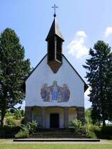 Kippenheim, die Kapelle  Maria Frieden  auf dem Hohbhl, 1947 eingeweiht, der Westgiebel mit dem Haupteingang, Juli 2019