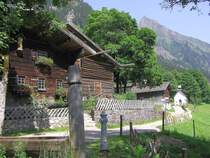 Alle Bauernhuser und die Marienkapelle in Gerstruben hinter Oberstdorf stehen unter Denkmalschutz (Landkreis Oberallgu - Juli 2005)