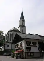Katholische Kirche St. Johannes d. T�ufer und B�ckerei in Bad Hindelang (Landkreis Oberallg�u - Juli 2005)