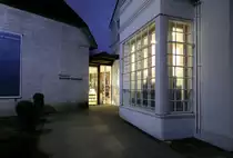 Das Museum Kunst der Westk�ste (MKdW) in Alkersum auf der Insel F�hr feierte im Jahr 2019 sein zehnj�hriges Bestehen mit der Ausstellung  Meisterwerke . Der Eingangsbereich wurde aufgenommen am fr�hen Abend des 01.01.2020.