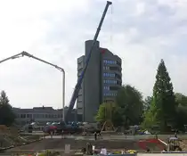 Nach Abriss der beiden B�rot�rme I & II in Gladbeck wurden Vorbereitungen f�r den Bau des Neuen Rathaus getroffen; im Hintergrund der Turm der Stadtsparkasse (Kreis Recklinghausen, NRW - August 2005)