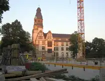 Der Bau des Neuen Rathauses in Gladbeck schreitet voran; noch ist der Blickim Abendlicht auf das Alte Rathaus von 1910 aus dieser Perspektive m�glich (Kreis Recklinghausen . NRW - September 2005)