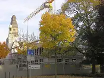 Der Bau des Neuen Rathauses in Gladbeck schreitet weiter voran; durch die Errichtung des Bauzauns ist der Blick auf das Alte Rathaus von 1910 aus dieser Perspektive bereits nicht mehr wirklich m�glich (Kreis Recklinghausen . NRW - September 2005)