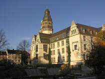 Blick vom Parkplatz ber die Baustelle zum Alten Rathaus von Gladbeck im Abendlicht; gut zu erkennen ist die ffnung fr die alte Verbindungsbrcke zu dem abgerissenen Broturm I (Kreis Recklinghausen, NRW, Oktober 2005)