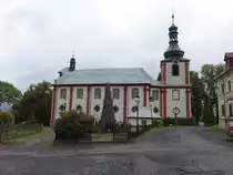 Kamenicky Senov / Steinsch�nau, Pfarrkirche St. Johannes der T�ufer am Namesti Miru (27.09.2019)