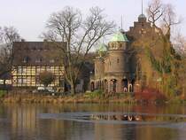Haus Wittringen in Gladbeck mit Museum links und im Hauptgebude im Stil der niederrheinischen Renaissance - unten mit Gaststtte und darber der Gildensaal (Kreis Recklinghausen, NRW - Januar 2006)