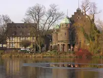 Haus Wittringen in Gladbeck mit Museum links und im Hauptgeb�ude im Stil der niederrheinischen Renaissance - unten mit Gastst�tte und dar�ber der Gildensaal (Kreis Recklinghausen, NRW - Januar 2006)