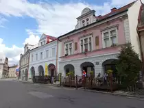 Sobotka, B�rgerh�user am Hauptplatz Namesti Miru (28.09.2019)
