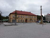 Vrchlabi / Hohenelbe, Pfarrhaus und Mariensule am Namesti Miru (29.09.2019)