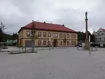 Vrchlabi / Hohenelbe, Pfarrhaus und Mariens�ule am Namesti Miru (29.09.2019)