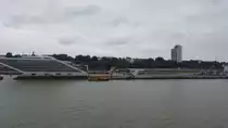 an der Elbe am 14.7.2019: Hamburg, Dockland, links das Geb�ude der Nordakademie Graduate School (Entwurf Hadi Teherani), mittig der Anleger der HADAG-F�hren, rechts das Cruises Center Altona, Foto von Bord der CAP SAN DIEGO /  