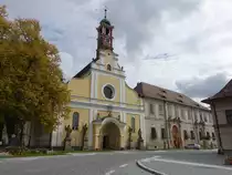 Police nad Metuji / Politz an der Mettau, dreischiffige Klosterkirche Mari� Himmelfahrt, erbaut bis 1294,  die barocke West-Fassade erbaute 1723 Kilian Ignaz Dientzenhofer (29.09.2019)