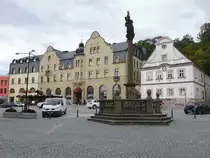 Nachod, Dreifaltigkeitss�ule von 1695 am Hauptplatz Masarykovo Namesti (29.09.2019)